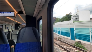 Dieses Bild zeigt das Beispiel für eine Lärmschutzwand aus dem Blickwinkel eines Fahrgastes.