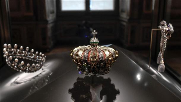 Bilder des Tages Dieses Bild zeigt die Krone der französischen Kaiserin Eugénie de Montijo, die in der Apollon-Galerie am 14. Januar 2020 im Louvre-Museum in Paris ausgestellt ist, nachdem die Galerie nach zehnmonatigen Renovierungsarbeiten wiedereröffnet wurde. Bei einem Einbruch in das berühmte Museum Louvre in Paris haben die Täter Schmuckstücke erbeutet, die über ihren Marktwert hinaus „einen unschätzbaren kulturellen und historischen Wert“ haben.