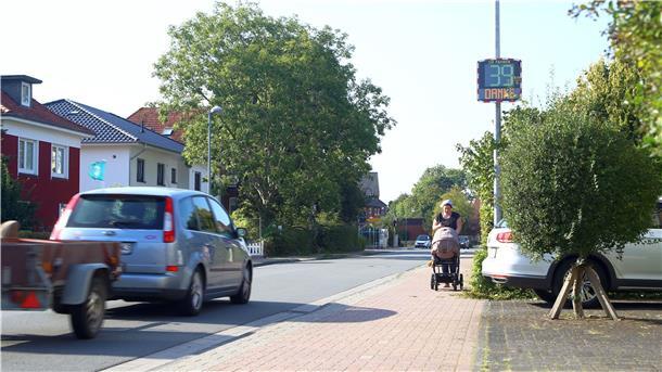 Dieses Dialog Display hat der Bürgerverein Burhave angeschafft. Es misst die Geschwindigkeit der Autofahrer und gibt an, ob alles „im grünen Bereich“ ist.