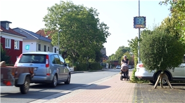 Dieses Dialog Display hat der Bürgerverein Burhave angeschafft. Es misst die Geschwindigkeit der Autofahrer und gibt an, ob alles „im grünen Bereich“ ist.