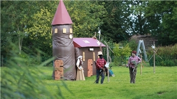 Für dieses Ensemble mit Kirche, Bauern und Friedhof an der Barlinghausener Straße gab es den 1. Preis im Straßenschmuck-Wettbewerb.