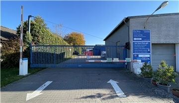 Eingangstor zur Firma TiNo im Gewerbegebiet in Atens