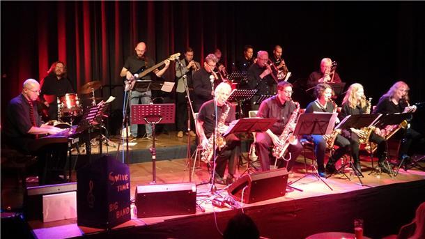 Swingtime Bigband auf der Bühne der Jahnhalle. 