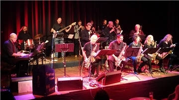 Swingtime Bigband auf der Bühne der Jahnhalle. 