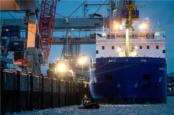Atom-Frachter in Nordenham: Was für ein Schiff ist die „Pacific Grebe“? Atomfrachter „Pacific Grebe" an der Midgard-Pier
