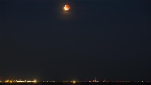 Chance gibt’s nur alle paar Jahre: Nordenhamer schießt Blutmond-Foto Dieses Foto von der totalen Mondfinsternis schoss Sternwarten-Leiter Julian Witschen an der Nordsee.