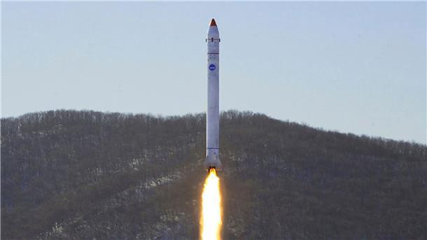 Nordkorea: Start von Aufklärungssatellit misslungen Dieses Foto zeigt angeblich den Test einer Rakete mit einem Testsatelliten auf dem Sohae-Satellitenstartplatz in Nordkorea. Das Bild wurde von der staatlichen Nachrichtenagentur KCNA zur Verfügung gestellt, sein Inhalt kann nicht unabhängig verifiziert werden.
