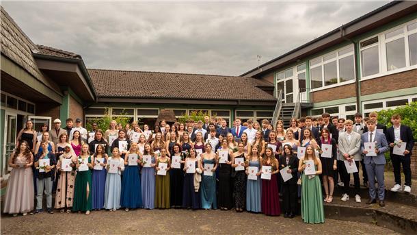 Dieses Foto zeigt die Abschlussschülerinnen und -schüler der 10. Klassen.