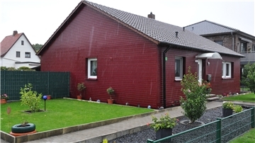Dieses Haus in der Magdalenenstraße in Nordenham ist energetisch so gut saniert worden, dass der Eigentümer dafür mit einer Grünen Hausnummer ausgezeichnet worden ist.