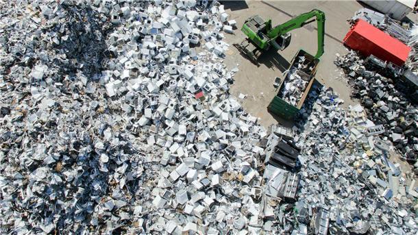 Ausgediente Elektrogeräte wie Waschmaschinen, Trockner und Spülmaschinen liegen am 19.07.2016 zum Recycling auf dem Firmengelände von Electrocycling in Goslar (Niedersachsen). 