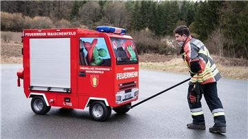 Dieses Kinder-Löschfahrzeug einer Feuerwehr in Bayern ist winzig.