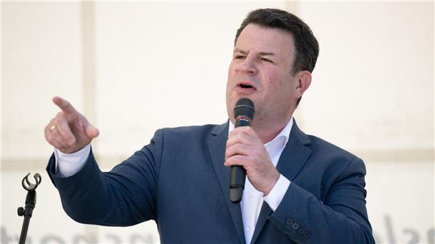 DGB-Chefin Fahimi: Tarifflucht verursacht Milliardenschaden „Dieses Land hat eine humanitäre Verpflichtung, Menschen zu helfen, die vor Krieg und politischer Verfolgung geflohen sind“: Bundesarbeitsminister Hubertus Heil in Dresden.