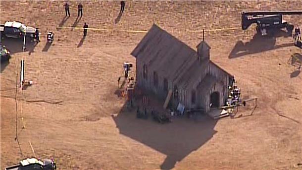 Tödlicher Unfall am Set: Alec Baldwin erschießt Kamerafrau Dieses Luftbild, das von KOAT 7 News zur Verfügung gestellt wurde, zeigt Beamte des Sheriffs von Santa Fe County, die zum Schauplatz der tödlichen Schießerei kommen.