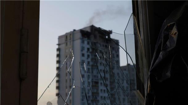 Krieg gegen die Ukraine: So ist die Lage Dieses mehrstöckige Wohnhaus in Kiew wurde bei einem russischen Luftangriff auf die ukrainische Hauptstadt beschädigt.