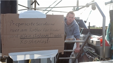 Dieses Pappschild am Wremer Kutterhafen sorgt für viel Aufmerksamkeit. Sven de Grot, Decksmann auf einem Kutter, hat es aufgestellt.