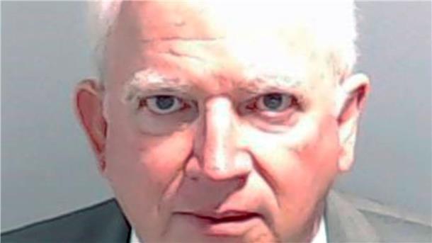Dieses Polizeifoto oder auch „mug shot“ zeigt John Eastman, einen ehemaligen Anwalt des US-Präsidenten Trump.