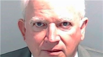 Dieses Polizeifoto oder auch „mug shot“ zeigt John Eastman, einen ehemaligen Anwalt des US-Präsidenten Trump.