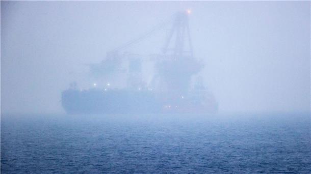 Eon kann sich Reparatur von Nord-Stream-Pipeline vorstellen Dieses Schiff wird bei einer möglichen Reparatur der Pipeline Nord Stream 2 vermutlich nicht helfen. Das russische Rohr-Verlegeschiff „Fortuna“ ankert im Januar 2021 vor Rostock.
