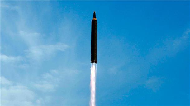 Dieses undatierte Bild, das am 16. September 2017 von der nordkoreanischen Regierung verbreitet wurde, zeigt den angeblichen Teststart einer Mittelstreckenrakete vom Typ Hwasong-12 in Nordkorea.