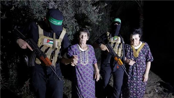 Dieses Videostandbild wurde von den Al-Qassam-Brigaden auf ihrem Telegramm-Kanal veröffentlicht. Es zeigt die zwei 79 und 85 Jahre alten Frauen, die von der Hamas dem Roten Kreuz übergeben wurden.