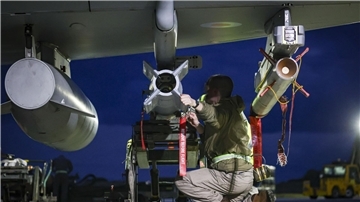 Dieses vom britischen Verteidigungsministerium zur Verfügung gestellte Foto zeigt einen Typhoon FRG4s, der für weitere Angriffe auf Ziele der Huthi vorbereitet wird.
