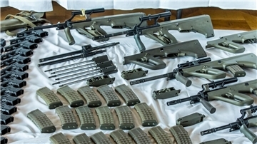 Dieses vom Bundesministerium für Inneres in Österreich zur Verfügung gestellte Foto zeigt von den Sicherheitsbehörden sichergestellte Waffen und Munition.