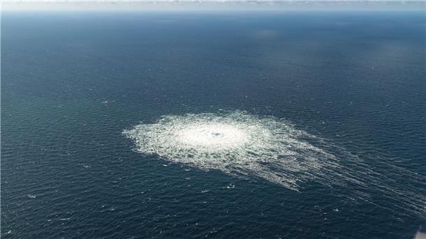 Dieses vom dänischen Verteidigungskommando zur Verfügung gestellte Foto zeigt das Nord-Stream-2-Gasleck in der Nähe von Bornholm.