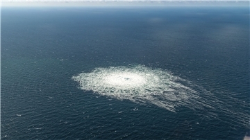 Dieses vom dänischen Verteidigungskommando zur Verfügung gestellte Foto zeigt das Nord-Stream-2-Gasleck in der Nähe von Bornholm.