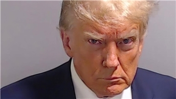 Dieses vom Fulton County Sheriff’s Office zur Verfügung gestellte Foto zeigt Donald Trump nachdem er sich im Fulton County Jail in Atlanta gestellt hat.