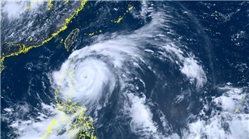 Dieses vom japanischen Wettersatelliten Himawari-8 aufgenommene Satellitenbild zeigt den Taifun „Doksuri“ in der Nähe der nördlichen Philippinen.