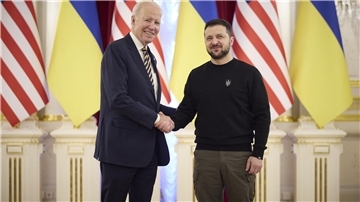 Dieses vom Pressebüro des ukrainischen Präsidenten zur Verfügung gestellte und auf Facebook gepostet Videostandbild zeigt Joe Biden, Präsident der USA, der Wolodymyr Selenskyj, Präsident der Ukraine, bei seinem Besuch in Kiew die Hand schüttelt.