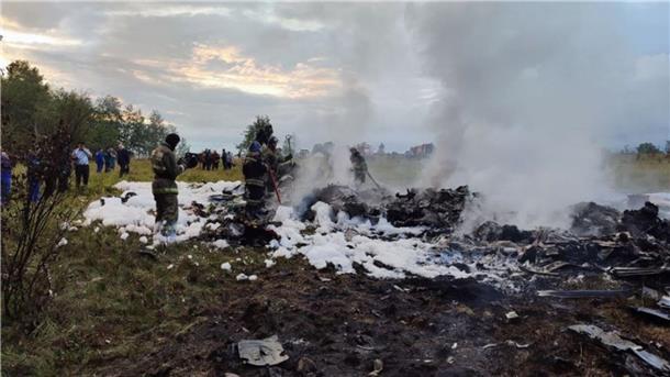 Dieses vom russischen Ermittlungskomitee veröffentlichte und von der chinesischen staatlichen Nachrichtenagentur Xinhua bereitgestellte Foto soll die Absturzstelle in der Region Twer zeigen.