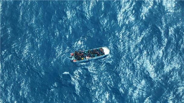 Baerbock: „Sterben im Mittelmeer ist Europas offene Wunde“ Dieses von der humanitären Organisation Sea-Watch zur Verfügung gestellte Bild zeigt Menschen in Seenot auf dem Mittelmeer.