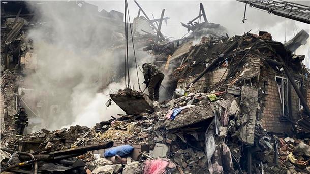 Krieg gegen die Ukraine: So ist die Lage Dieses von Ihor Moroz, Leiter der regionalen Militärverwaltung von Donezk, zur Verfügung gestellte Foto zeigt Rettungskräfte an einem durch Beschuss beschädigten Gebäude.