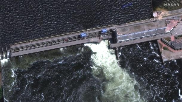 Flut nach Staudamm-Zerstörung - Westen beschuldigt Moskau Dieses von Maxar Technologies über AP zur Verfügung gestellte Satellitenbild zeigt den Kachowka-Staudamm.
