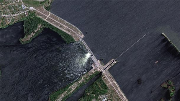 Staudamm-Katastrophe: Was wir wissen - und was nicht Dieses von Maxar Technologies über AP zur Verfügung gestellte Satellitenbild zeigt den zerstörten Kachowka-Staudamm.