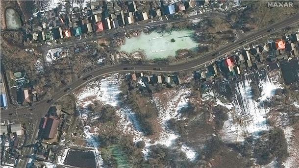 Russland bombardiert die Ukraine - Scharfe Reaktion im Westen Dieses von Maxar Technologies zur Verfügung gestellte Satellitenbild vom Mittwoch, 23. Februar 2022, zeigt einen Teil eines Militärkonvois, der sich in und um Golovchino, Russland, nach Süden bewegt.