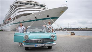 Carsten und Bärbel Haake vor ihrem Opel Kapitän aus dem Jahre 1962.