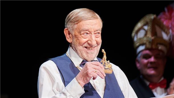 Didi Hallervorden bekommt Karl-Valentin-Orden Dieter Hallervorden erhält den Preis der Narrhalla München rückwirkend als Würdigung für sein facettenreiches künstlerisches Schaffen.