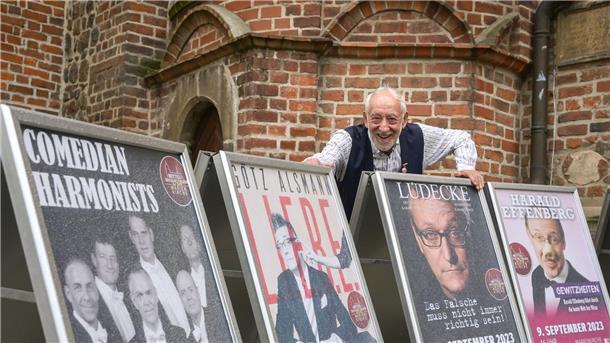 Hallervorden will an seinem 88. auf der Bühne stehen Dieter Hallervorden zeigt eine Reihe von Plakaten mit Höhenpunkten der kommenden Spielsaison.
