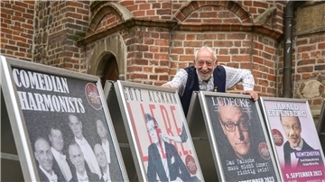 Dieter Hallervorden zeigt eine Reihe von Plakaten mit Höhenpunkten der kommenden Spielsaison.