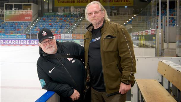 Eishockey in Bremerhaven: Eulen entfachten vor 50 Jahren das Fieber Dieter Müller (li.) und Rob van Keeken in der heutigen Eisarena. Das Duo stand in den Anfangsjahren des RSC Bremerhaven auf dem Eis der Stadthalle und entfachte das Eishockey-Fieber in der Stadt mit.