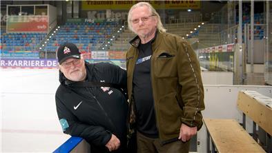 Dieter Müller (li.) und Rob van Keeken in der heutigen Eisarena. Das Duo stand in den Anfangsjahren des RSC Bremerhaven auf dem Eis der Stadthalle und entfachte das Eishockey-Fieber in der Stadt mit.