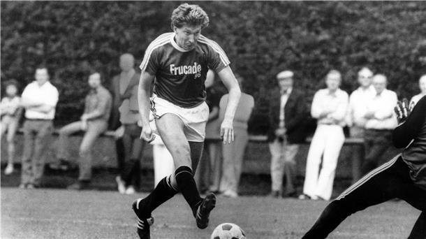 Videobeweis nach 42 Jahren: Tor aberkannt Ein Fußballer schießt den Ball am Torwart vorbei.