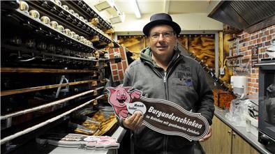 Dietrich Meier ist seit 34 Jahren Schausteller. Er verkauft Bauernbratwurst, Burgunderschinken, Spanferkel und klassische Imbissware. Seit einem halben Jahr hat er keinen Cent Umsatz gemacht.