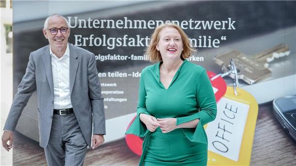 Mehr Firmen ermuntern männliche Chefs zur Elternzeit DIHK-Präsident Peter Adrian mit Familienministerin Lisa Paus beim Unternehmenstag „Erfolgsfaktor Familie“ in Berlin.