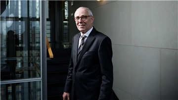 DIHK-Präsident Peter Adrian warnt vor einer zunehmenden Verlagerung von Produktion aus Deutschland ins Ausland.