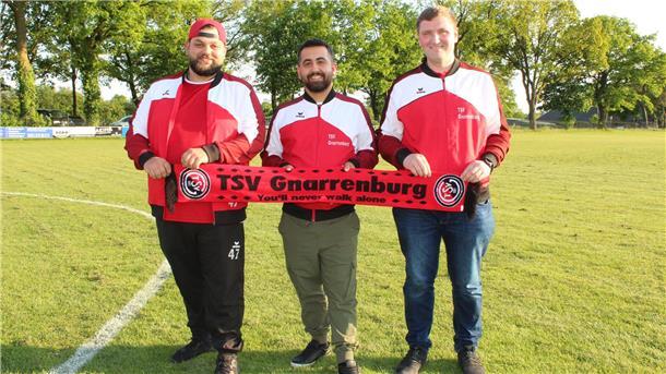 Dijvar Akin (Mitte) und Mirco Wenzel (links) werden die Gnarrenburger Vierte als Trainer betreuen. Darüber freut sich Fussballobmann Fabian Tietjen.