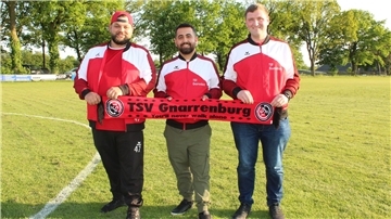 Dijvar Akin (Mitte) und Mirco Wenzel (links) werden die Gnarrenburger Vierte als Trainer betreuen. Darüber freut sich Fussballobmann Fabian Tietjen.