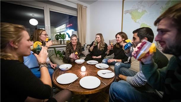 Menschen an einem Tisch mit Tellern